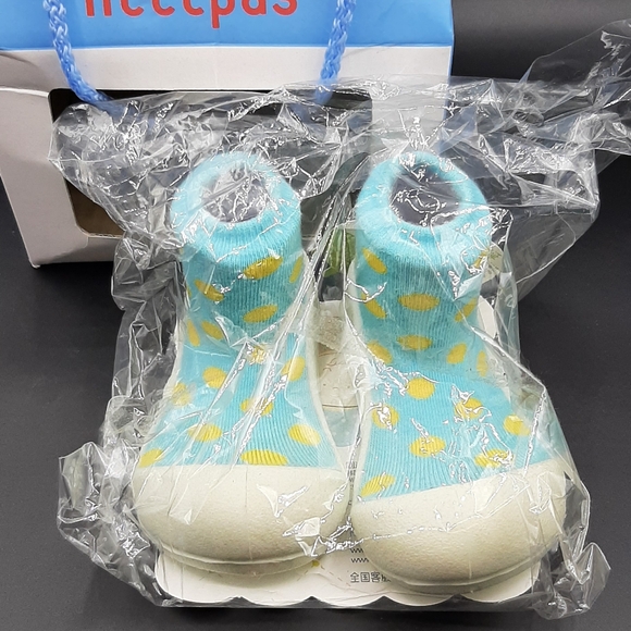 ATTIPAS Blue Polkadot Barefoot Baby Shoes Kids Infants Non Slip Soles 12-18 - Picture 3 of 7